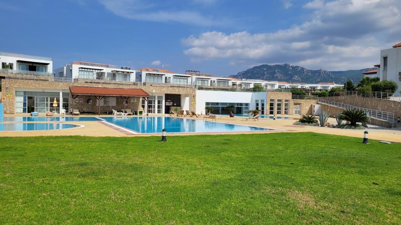 Sea And Mountain View Beachfront Penthouse Yali Kültér fotó
